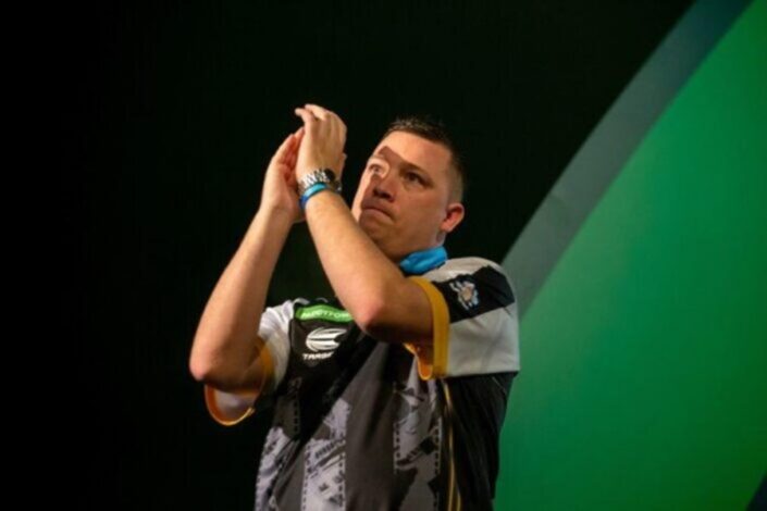Chris Dobey gooit nine-darter en wint zijn derde Players Championship titel